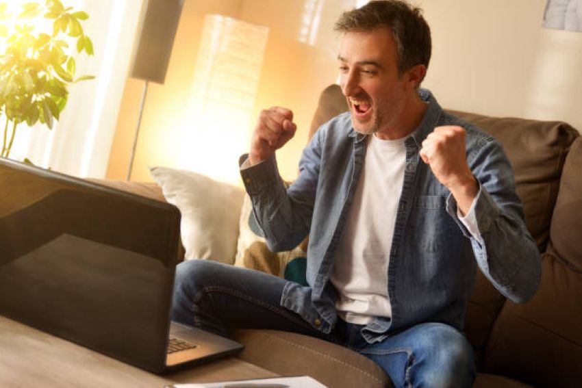 Man die geniet van een online game